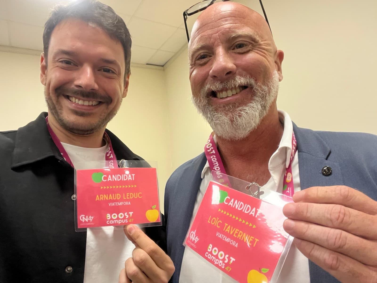 Arnaud et Loïc, les deux associés de VIA TEMPORA, souriants, leurs badges de candidats au BoostCampus 47 à la main