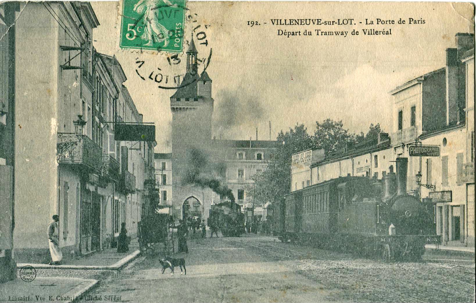 Carte postale ancienne : la Porte de Paris à Villeneuve-sur-Lot, un tramway au départ pour Villeréal
