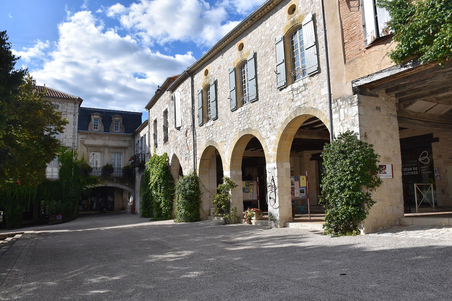 Les arcades de la place de la bastide de Monflanquin