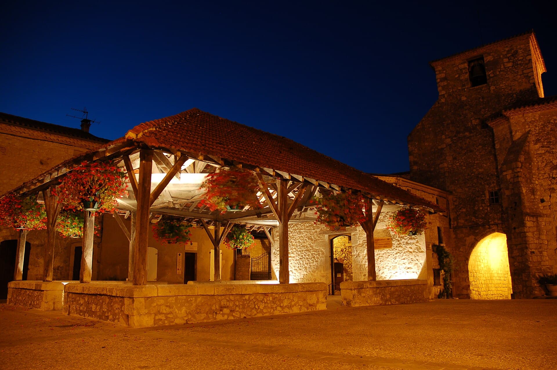 La halle de Pujols éclairée, la nuit