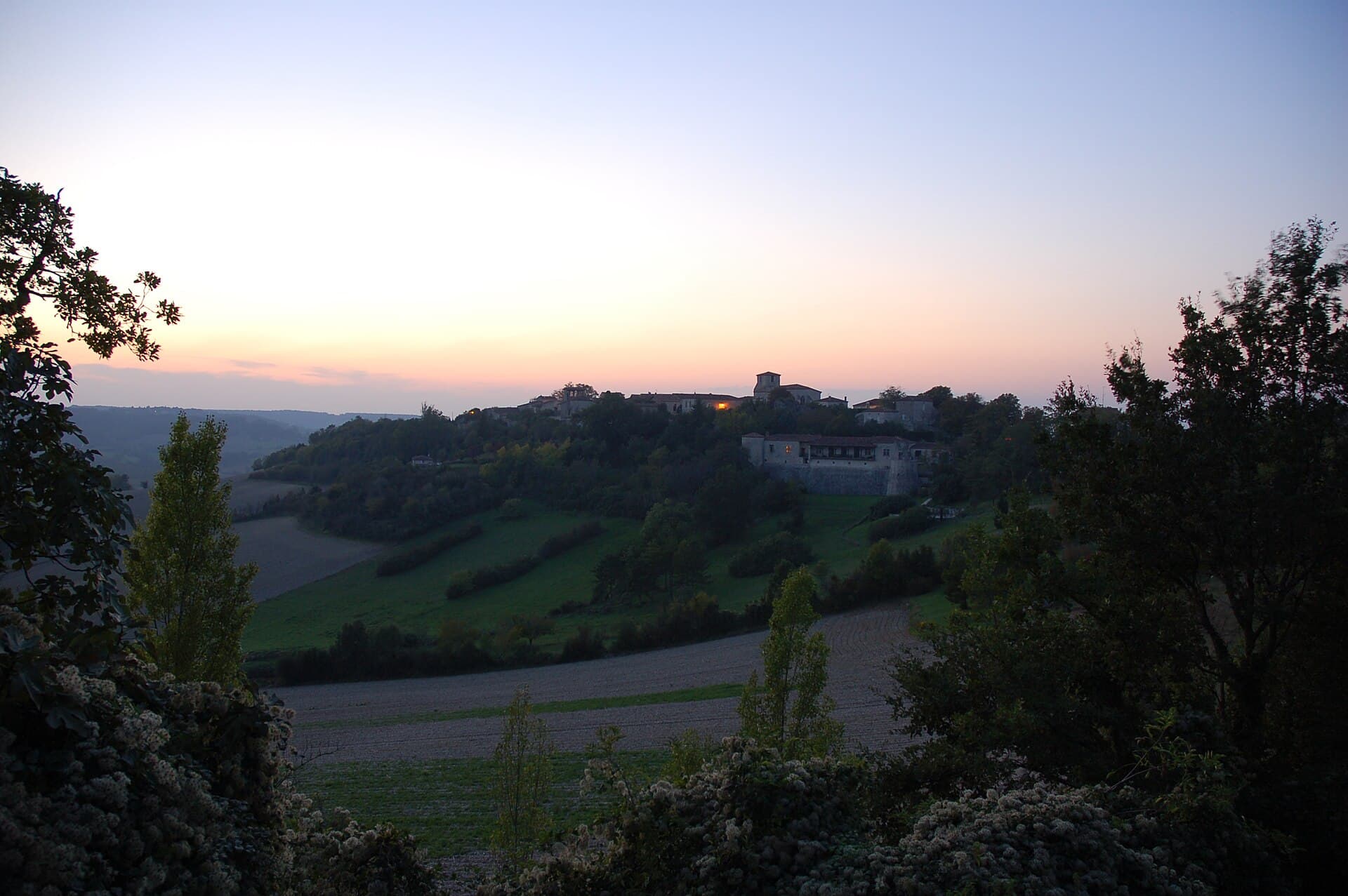Pujols, village perché, vu de la campagne au crépuscule