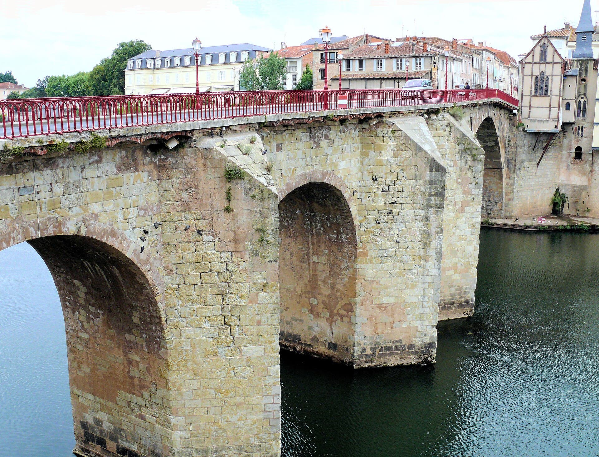Le Pont-Vieux de Villeneuve-sur-Lot et ses arches de pierre au-dessus du Lot
