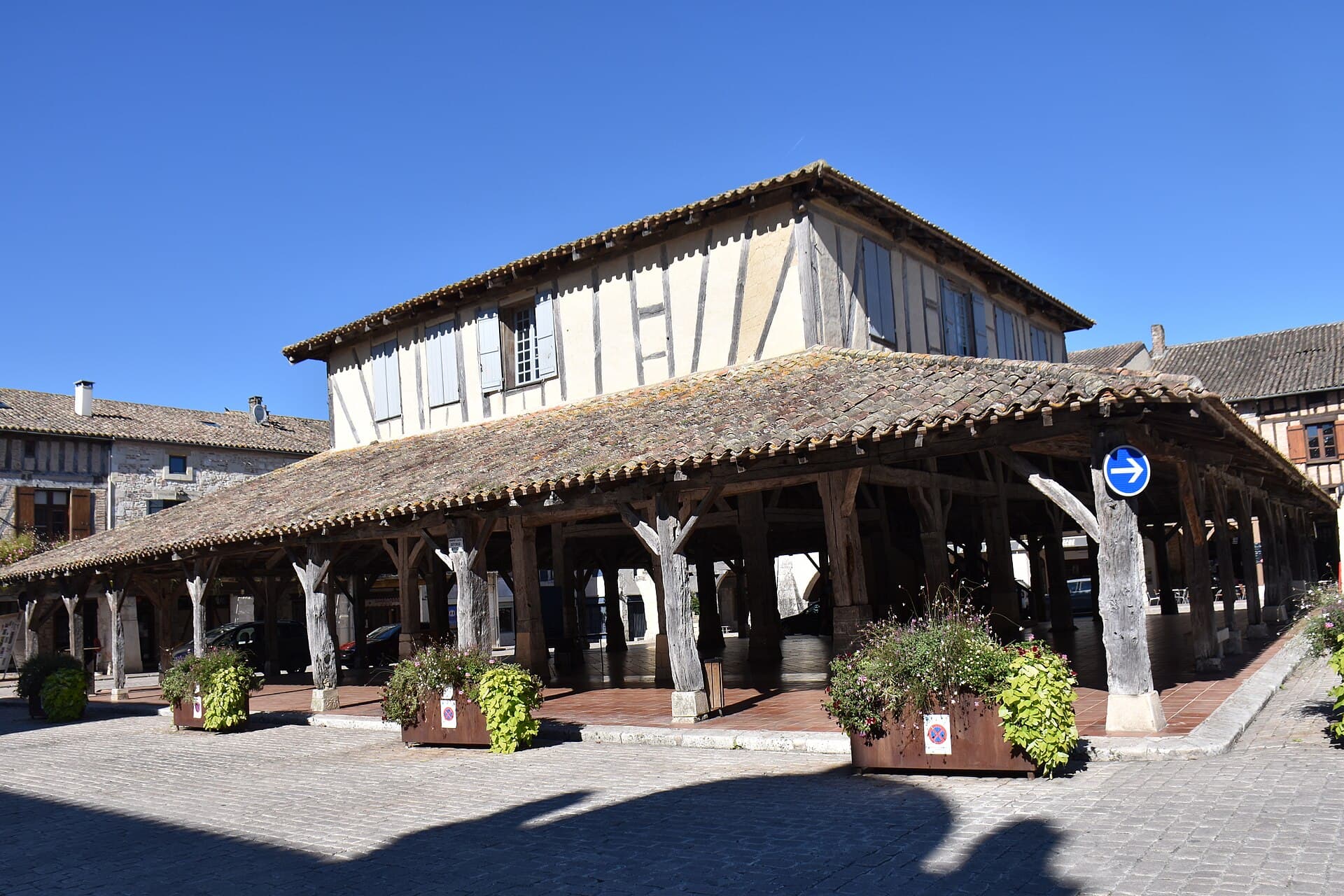 La halle à étage de Villeréal, sous un ciel d'été